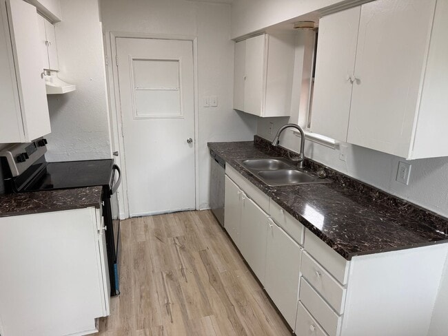 Building Photo - Experience the ultimate comfort of living in a 3-bedroom single-family home today!