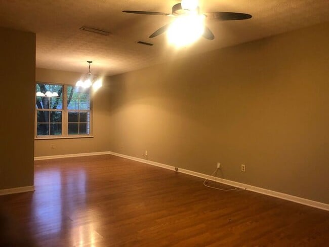 Building Photo - Charming 4-Bedroom Cape Cod Home in Knoxville