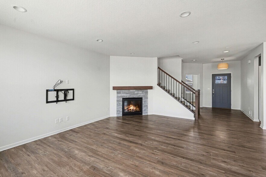 Building Photo - 5465 Annapolis Ln N