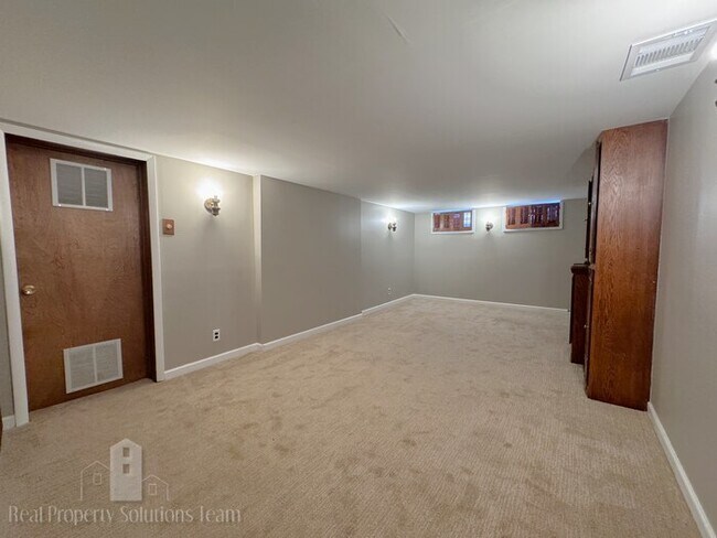 Building Photo - Two Story Home in Upper Arlington with att...