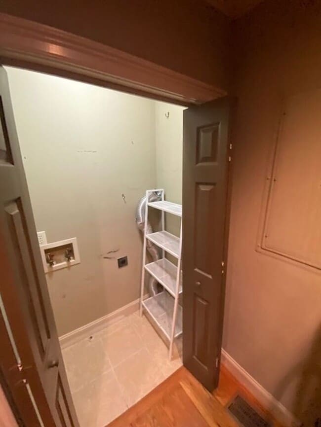 Building Photo - One Bedroom Apartment in the Heart of Midtown!