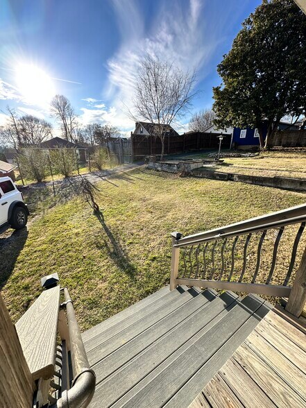 Building Photo - 923 E Hillcrest Dr