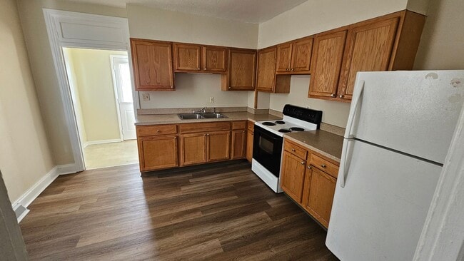 Building Photo - 3 Bedroom Duplex in Quiet Location