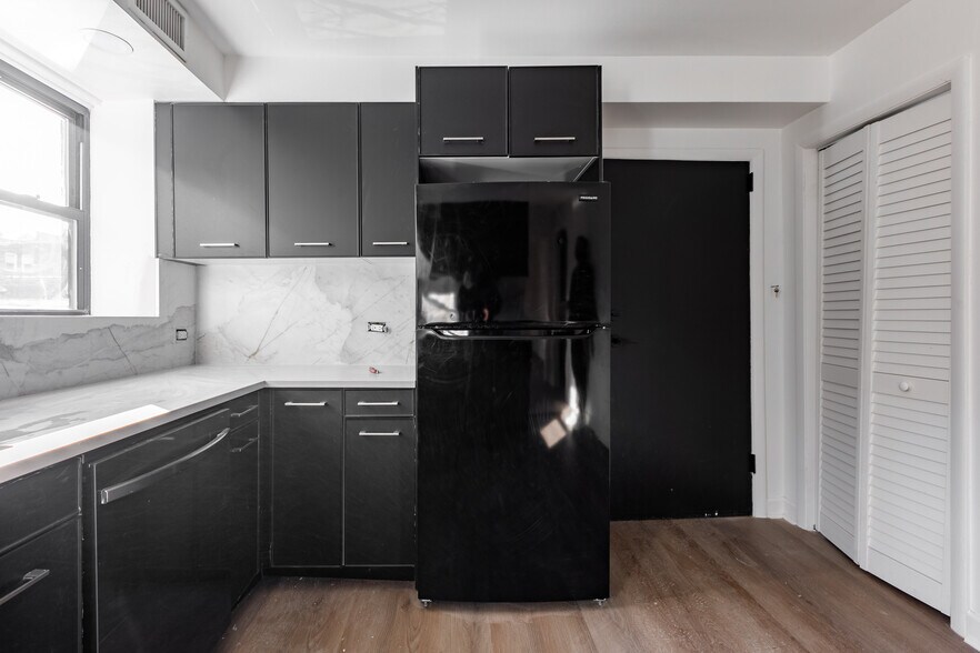 Building Photo - 3138 W Schubert Ave