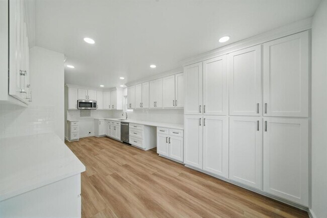 Building Photo - 9711 Derrik Dr