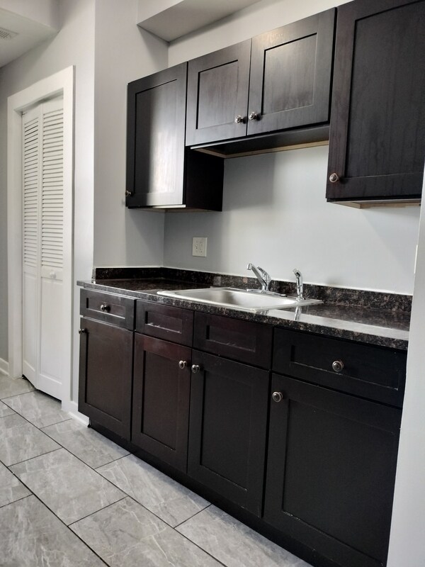 Building Photo - 1413 W 66th St