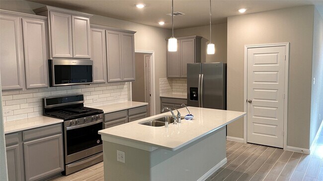 Building Photo - 7059 Silverleaf Oak St