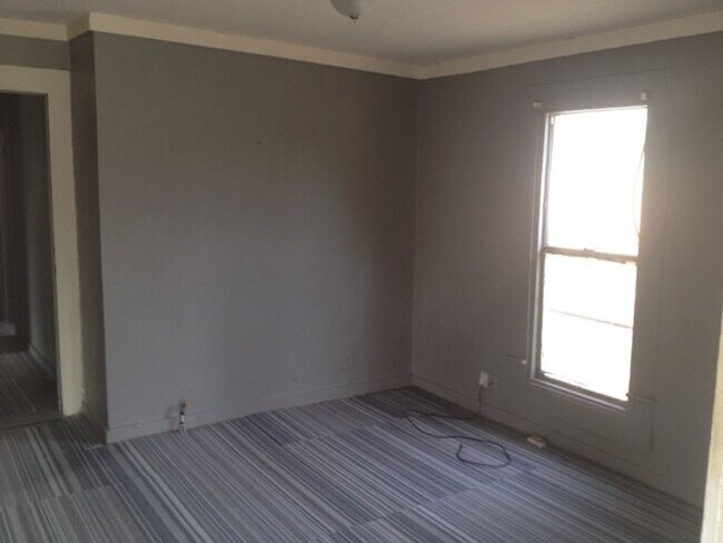 Building Photo - **AVAILABLE NOW**3 Bedroom / 2 Bathroom Ho...