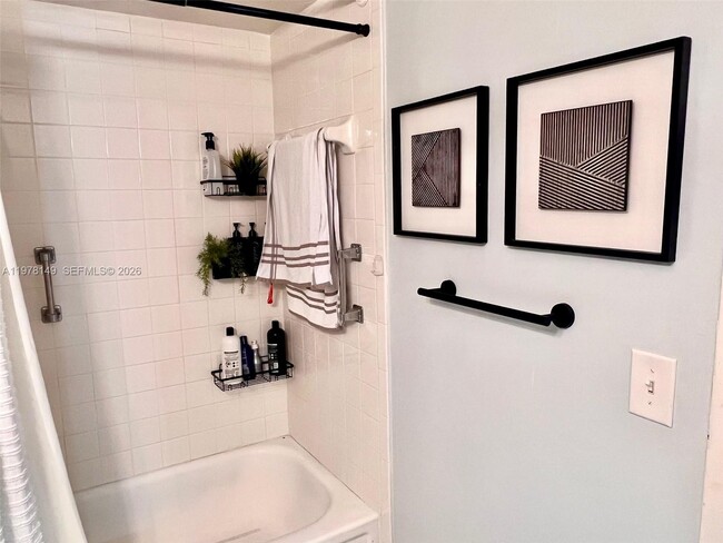 Building Photo - 2811 Somerset Dr