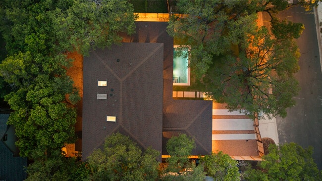 Building Photo - 803 Herndon Ln