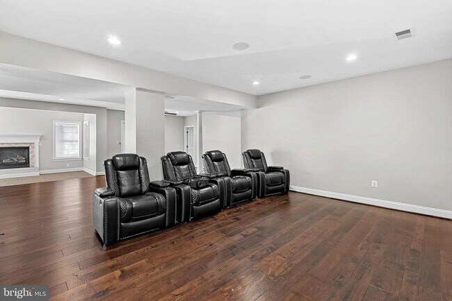 Building Photo - 8138 Rondelay Ln