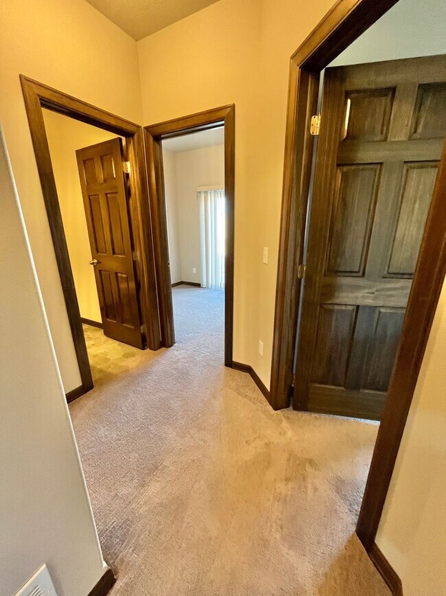 Building Photo - 3 Bed/2.5 Bath Townhome For Rent!