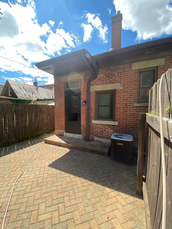 Building Photo - 638 S Pearl St