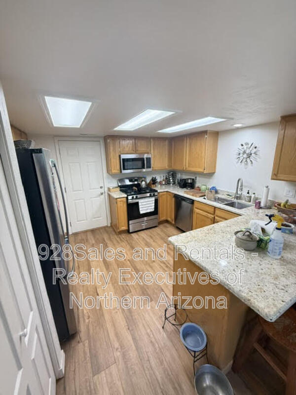 Building Photo - 4110 E Village Cir