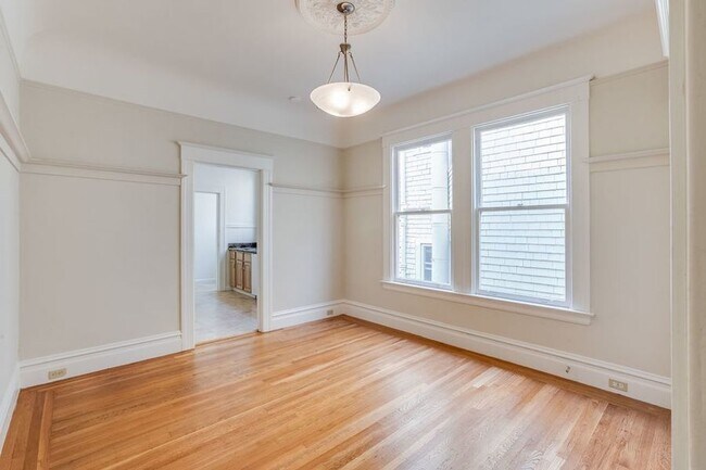 Building Photo - Top Floor Presidio Heights 1BD/1BA. On-sit...