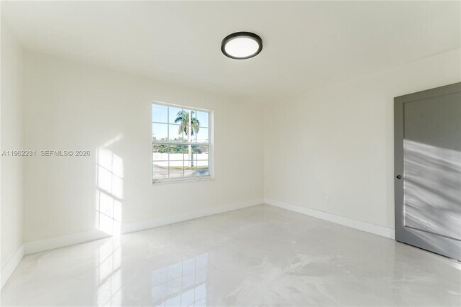 Building Photo - 1621 S 16th Ave