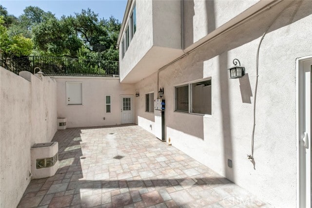 Building Photo - 2644 E Chevy Chase Dr