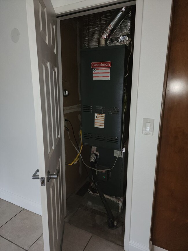 Building Photo - 3 Bedroom 2 bath with 2 car garage off of ...