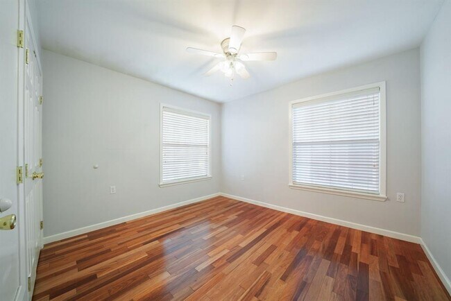 Building Photo - 1403 Broadmoor Dr