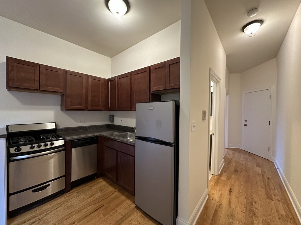 Building Photo - 824 W Cornelia Ave