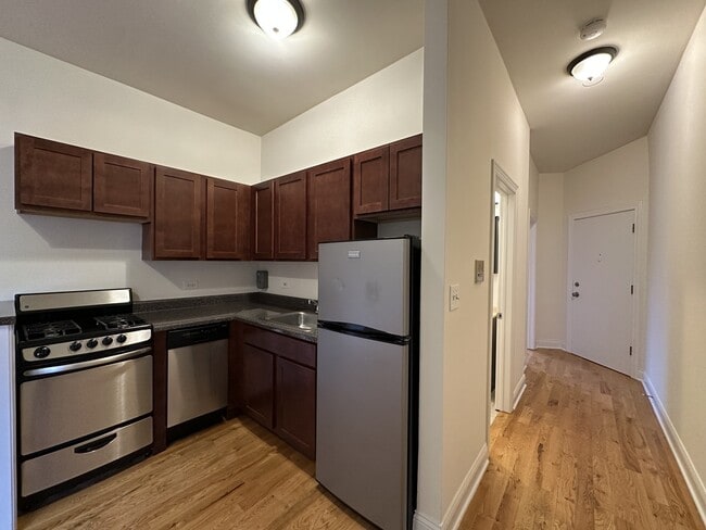 Building Photo - 824 W Cornelia Ave