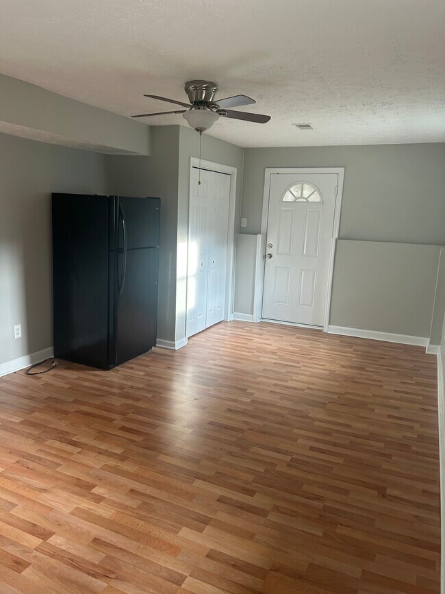 Building Photo - 4220 Daniel Dr