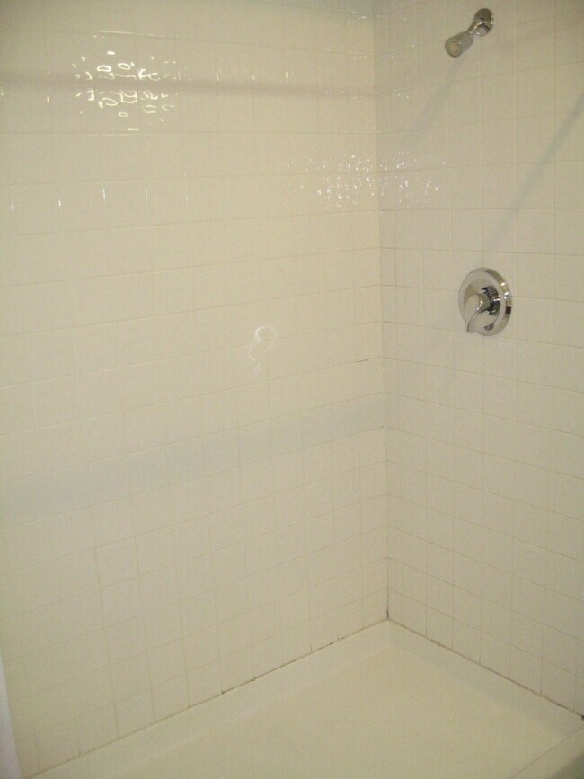 Building Photo - NO PARKING/2+ bed/2 bath top floor condo with full length balcony overlooking north park blocks/N...