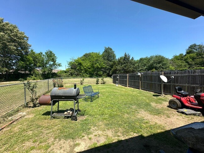 Building Photo - 2108/2110 Stoneridge  SERIES 1