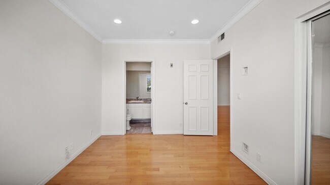 Building Photo - 2 bedroom 2.5 bathroom