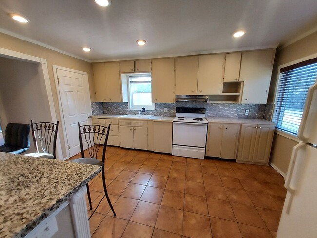 Building Photo - 2 bedroom 1 bath home with huge fenced in ...