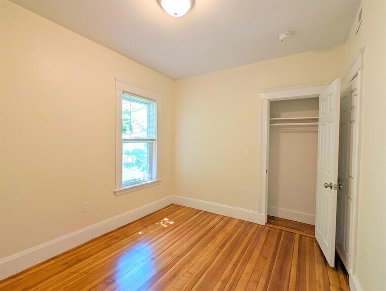 Building Photo - 8 Lowell Cir