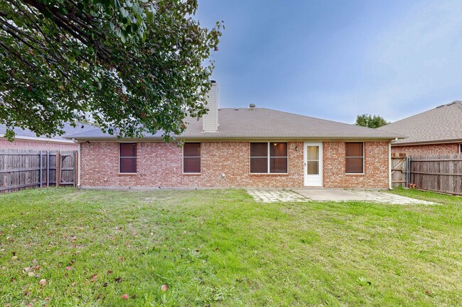 Building Photo - Charming 3 bedroom, 2 bath home on Mansfie...