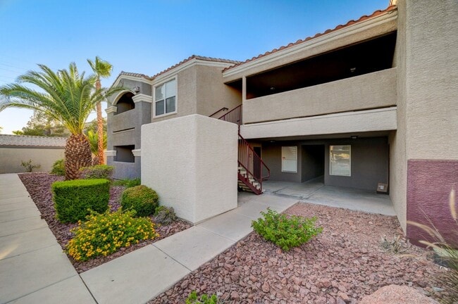 Building Photo - Charming 3 Bedroom Upstairs Condo in a Gat...
