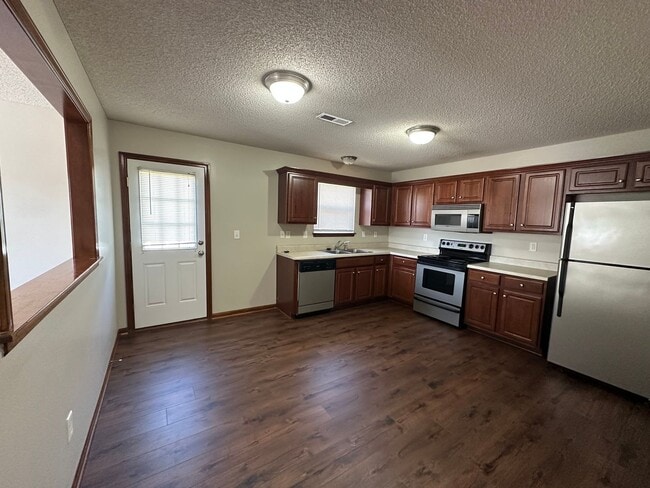 Building Photo - 2 Bed Single Level Duplex in Grain Valley