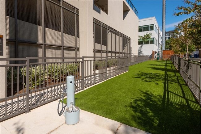 Building Photo - 3329 Oak Grove Ave