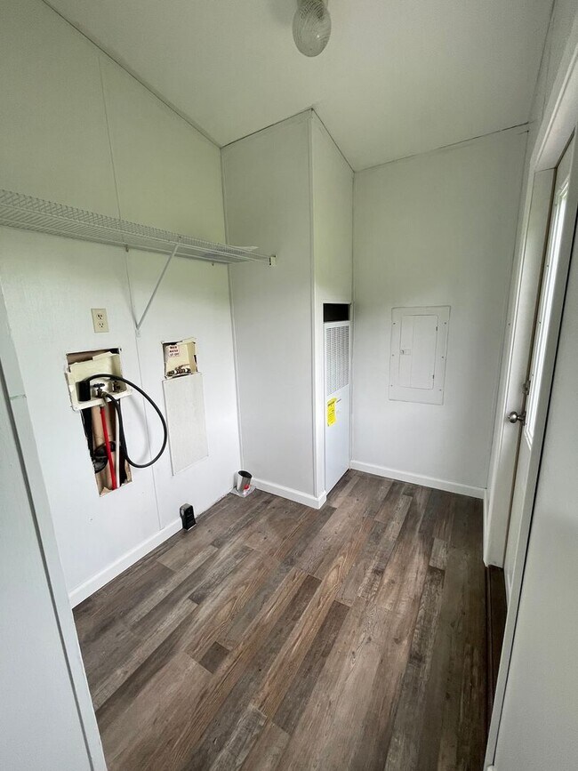 Building Photo - 3 Bed 2 Bath Home For Rent Outside of Bowling Green, MO