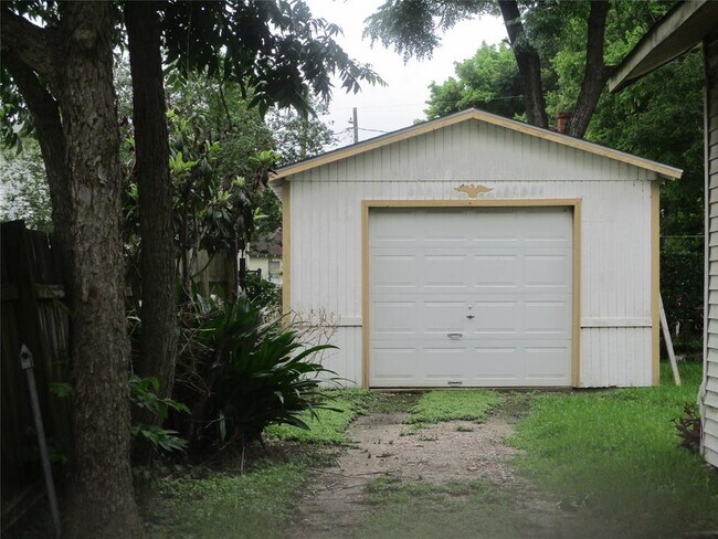 Building Photo - 3234 Simmons St