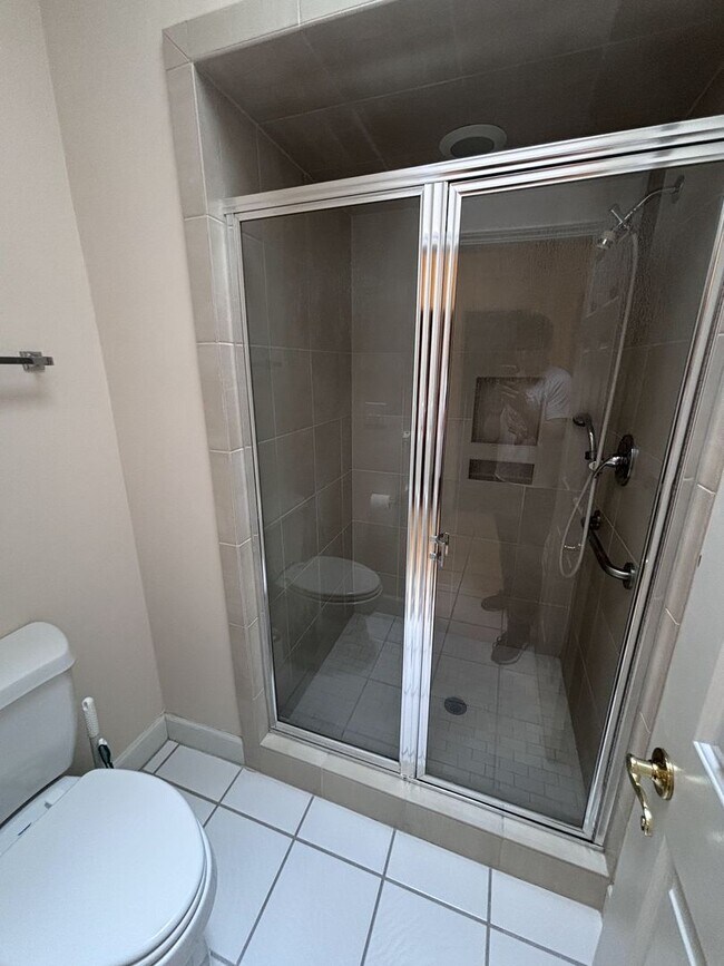 Building Photo - 2 Bed 2 Bath House for rent in time for the school year.