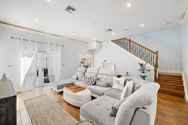 Building Photo - 542 N Cypress Dr