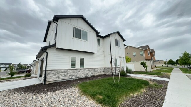 Building Photo - Lovely NSL Townhome - available this month!