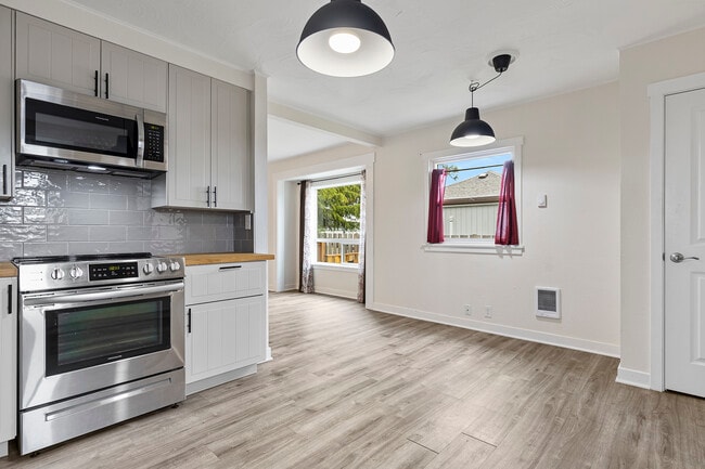 Building Photo - 6629 S Pine St