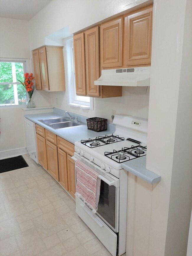 Building Photo - 222 Pleasant St