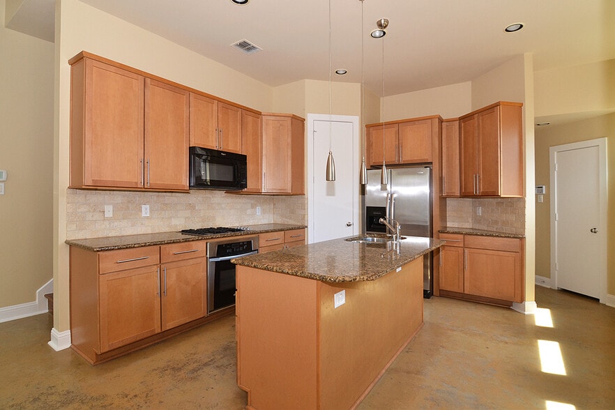 Building Photo - 5629 Longview St