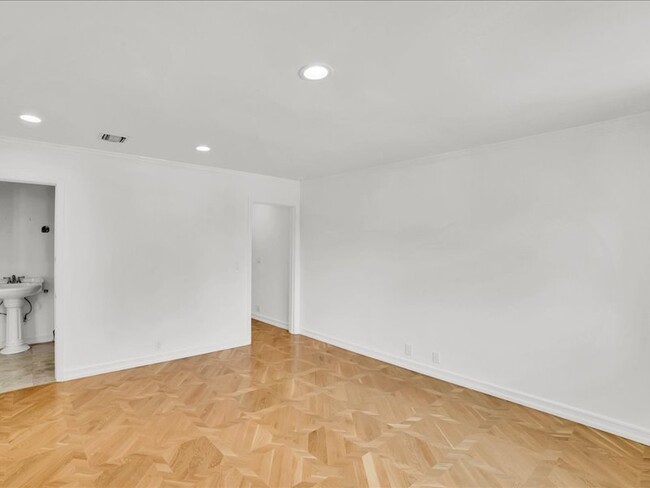 Building Photo - 9654 Wendover Dr