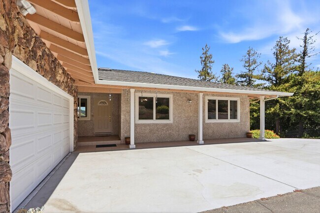 Building Photo - Million Dollar Views! Available Now!