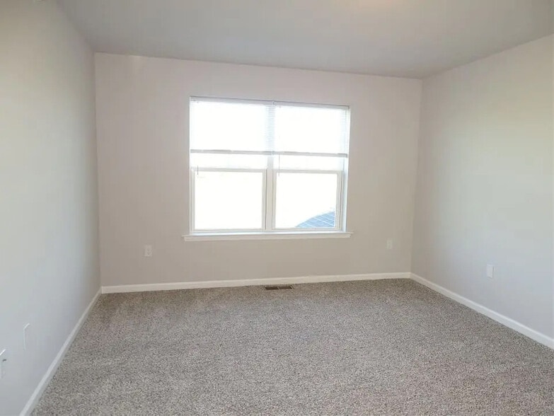 Building Photo - 10 Cobblestone Ct