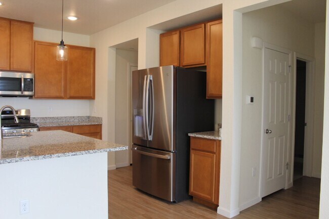 Building Photo - Chatfield Bluffs Condo w/ 3 BR/3 BA!!