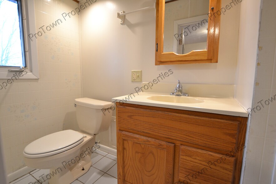 Building Photo - 16 S Hammes Ave