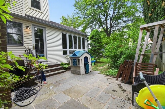 Building Photo - 4825 Butterworth Pl NW