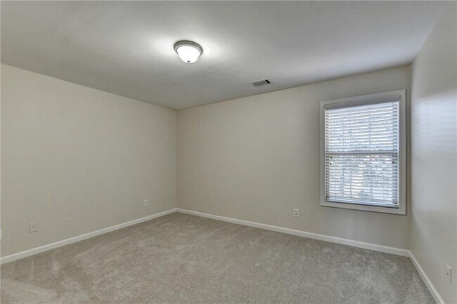 Building Photo - 522 Suwanee Oaks Dr NE
